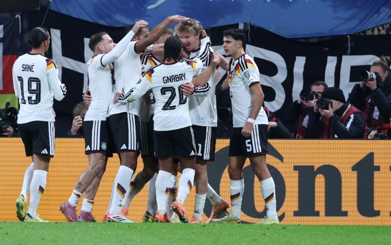 لاعبو ألمانيا يحتفلون بهدف نيك فولتيماده في مرمى سلوفاكيا خلال لقاء المنتخبين في تصفيات مونديال 2026 لكرة القدم. لايبزيغ، شرق ألمانيا، في 17 تشرين الثاني/نوفمبر 2025