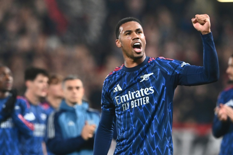 البرازيلي غابريال ماغالهايش فرحا بعد فوز فريقه أرسنال على سلافيا براغ التشيكي ضمن الجولة الرابعة لدوري أبطال أوروبا في كرة القدم في الرابع من تشرين الثاني/نوفمبر 2025