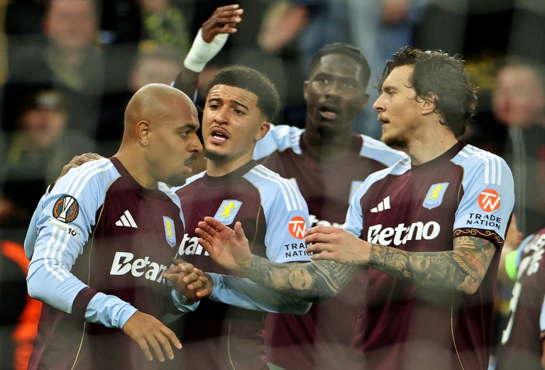 الهولندي دونييل مالن مهاجم أستون فيلا يحتفل مع زملائه بافتتاحه التسجيل في مرمى يونغ بويز في ملعب فيلا بارك في برمنغهام في 27 تشرين الثاني/نوفمبر 2025