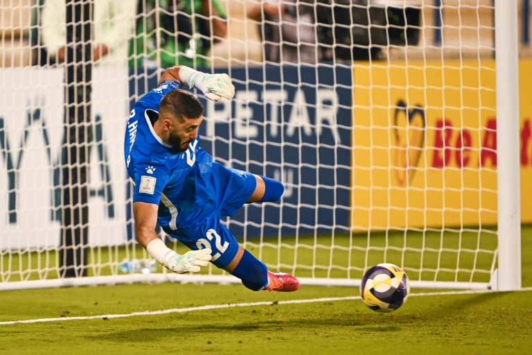 الحارس الفلسطيني رامي حمادة يتصدى لكرة جزاء أمام ليبيا في ملحق كأس العرب لكرة القدم 2025. ملعب الغرافة، في 25 تشرين الثاني/نوفمبر 2025