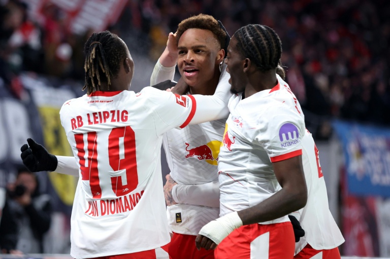 لاعب وسط لايبزيغ أسان أويدراوغو يحتفل مع زملائه بتسجيله هدف السبق للايبزيغ على فيردير بريمن (2-0) في المباراة التي جمعت الفريقين الأحد ضمن المرحلة الحادية عشرة من الدوري الألماني لكرة القدم الأحد في 23 تشرين الثاني/نوفمبر 2025