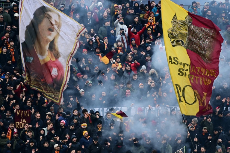 مشجعو روما يلوّحون بالأعلام في مواجهة كريمونيزي ضمن الدوري الإيطالي لكرة القدم، في 23 تشرين الثاني/نوفمبر 2025