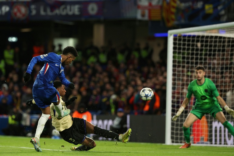 البرازيلي إستيفاو يسجل الهدف الثاني لتشلسي الإنكليزي في مرمى ضيفه برشلونة الإسباني في دوري أبطال أوروبا لكرة القدم. لندن في 25 تشرين الثاني/نوفمبر 2025