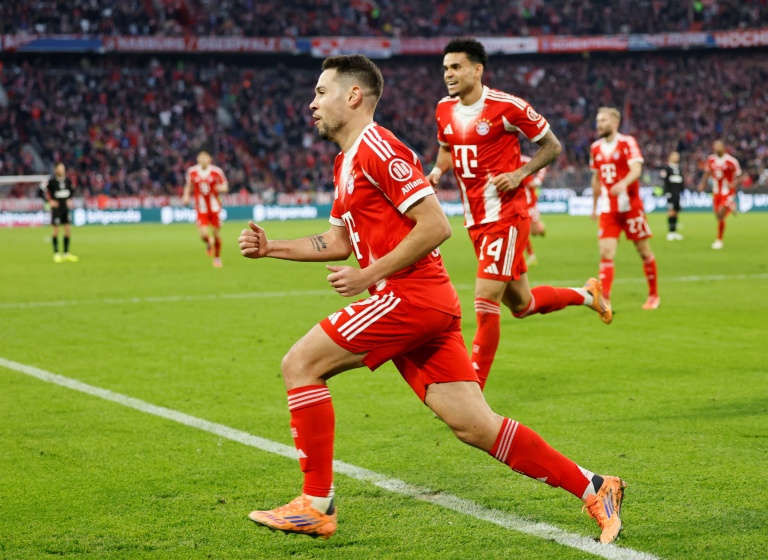 البرتغالي رافايل غيريرو مدافع بايرن ميونيخ فرحا بتسجيله هدف التعادل أمام سانت باولي في ملعب أليانتس أرينا في ميونيخ في 29 تشرين الثاني/نوفمبر 2025