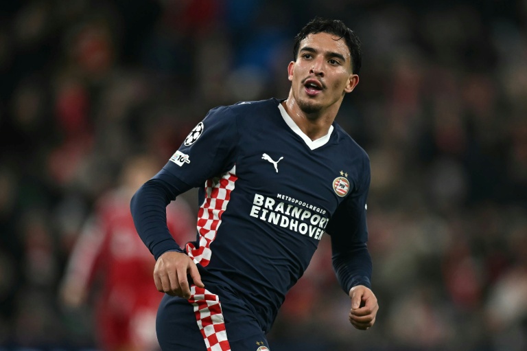 المهاجم المغربي لفريق أيندهوفن الهولندي صهيب دريوش يحتفل بثنائيته في مرمى ليفربول الانكليزي (4-1) في الجولة الخامسة من مسابقة دوري ابطال اوروبا في ليفربول في 26 تشرين الثاني/نوفمبر 2025