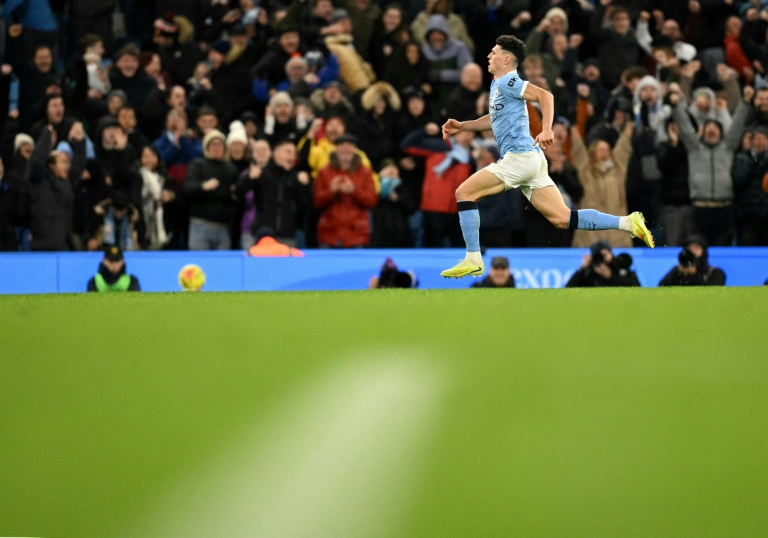 فيل فودن لاعب مانشستر سيتي يحتفل بهدفه أمام ليدز يونايتد في الدوري الإنكليزي لكرة القدم. ملعب الاتحاد، مانشستر، في 29 تشرين الثاني/نوفمبر 2025