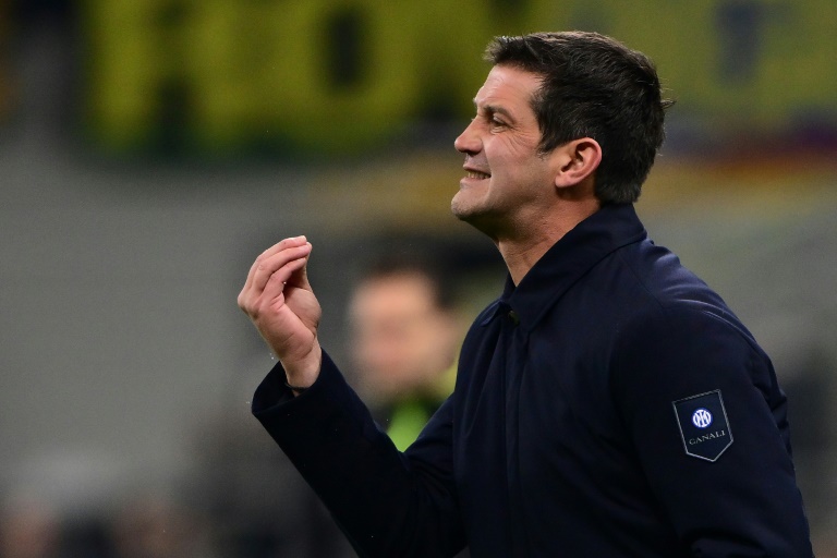 المدرب الروماني لإنتر ميلان كريستيان كيفو خلال المباراة ضد ميلان في الدوري الإيطالي على ملعب سان سيرو في ميلانو، شمال إيطاليا، في 23 تشرين الثاني/نوفمبر 2025