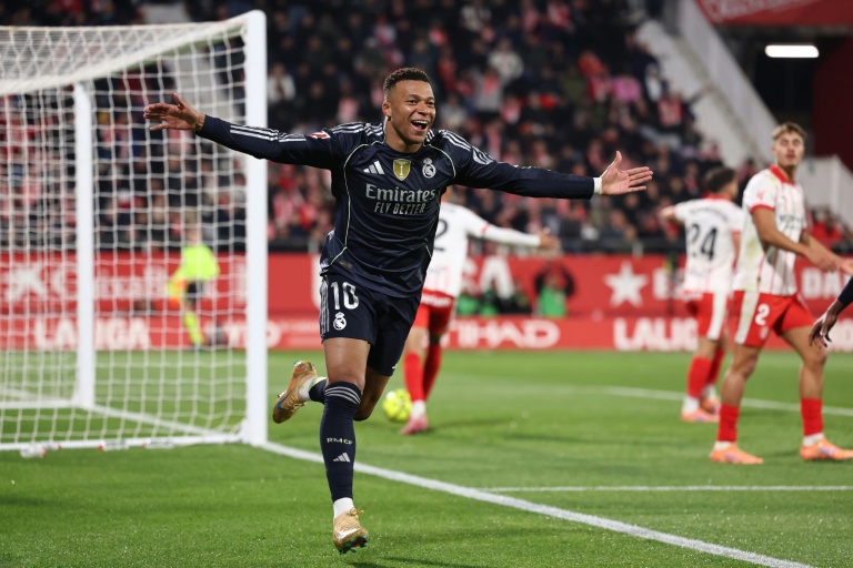 المهاجم الفرنسي لريال مدريد كيليان مبابي يحتفل بادراكه التعادل في مرمى جيرونا (1-1) في الدوري الاسباني في جيرونا في 30 تشرين الثاني/نوفمبر 2025