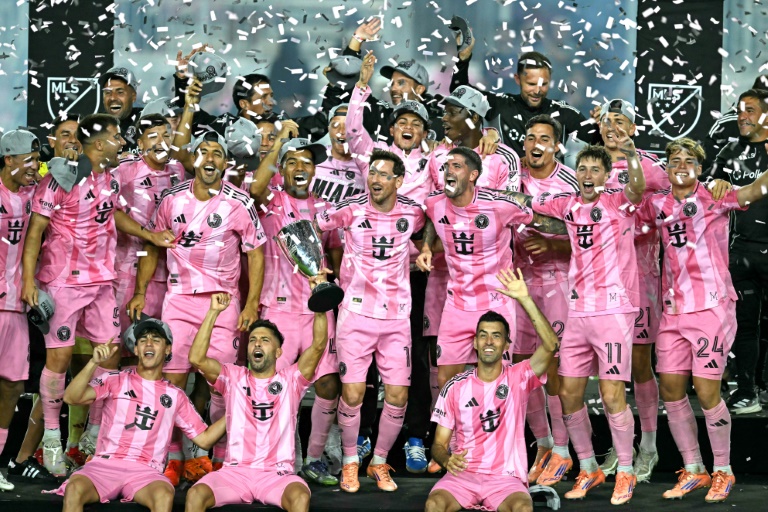 لاعبو إنتر ميامي يحتفلون بعد التأهل إلى نهائي الدوري الأميركي