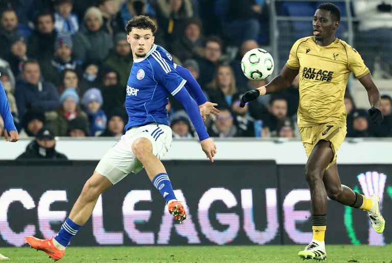 لاعب وسط ستراسبورغ، المغربي سمير المرابط (يسار) يتفوق على إسماعيلا سار خلال المباراة أمام كريستال بالاس الإنكليزي ضمن مسابقة كونفرنس ليغ، في 27 تشرين الثاني/نوفمبر 2025 على ملعب لا مينو.