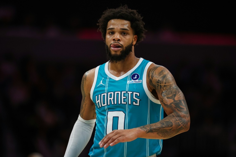 قاد بريدجز فريقه هورنتس إلى الفوز على رابتورز في الوقت الإضافي