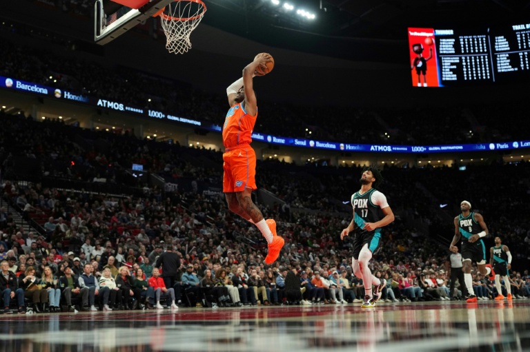 لاعب أوكلاهوما سيتي ثاندر جايلن وليامس يسجل سلة ساحقة في المباراة ضد بورتلاند ترايل بلايزرز (123-115) في دوري كرة السلة الاميركي للمحترفين في 30 تشرين الثاني/نوفمبر 2025