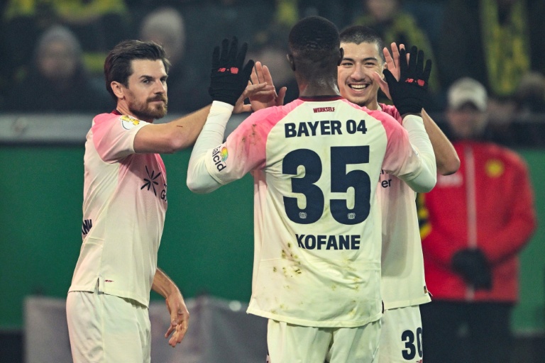 لاعب وسط باير ليفركوزن، الجزائري ابراهيم مازا يحتفل مع زميليه بتسجيل هدف في مرمى بوروسيا دورتموند خلال مواجهة الفريقين على ملعب سيغنال ايدونا بارك ضمن ثمن نهائي كأس المانيا لكرة القدم الثلاثاء في 2 كانون الأول/ديسمبر 2025