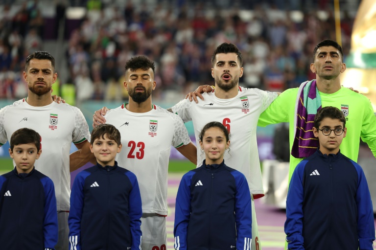 لاعبو منتخب إيران يرددون النشيد الوطني قبل مواجهة الولايات المتحدة الأميركية في نهائيات كأس العالم 2022. الدوحة، في 29 كانون الثاني/نوفمبر 2022