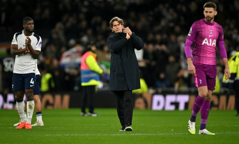 الدنماركي توماس فرانك مدرب توتنهام حيي الجماهير بعد مباراة فريقه وفولهام على ملعب توتنهام هوتسبير في لندن، في 29 تشرين الثاني/نوفمبر 2025