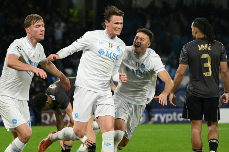 الاسكتلندي سكوت ماكتوميناي لاعب خط وسط نابولي فرحا بتسجيل الهدف الأول لفريقه أمام كاراباخ الاذربيجاني على ملعب دييغو أرماندو مارادونا في نابولي في 25 تشرين الثاني/نوفمبر 2025