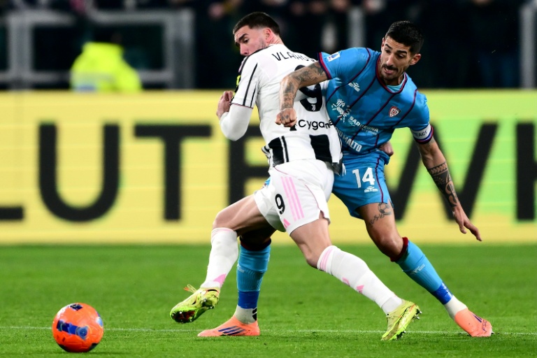 الصربي دوشان فلاهوفيتش (يسار) خلال مباراة يوفنتوس وضيفه كالياري في الدوري الايطالي لكرة القدم. تورينو، شمال إيطاليا، في 29 تشرين الثاني/نوفمبر 2025