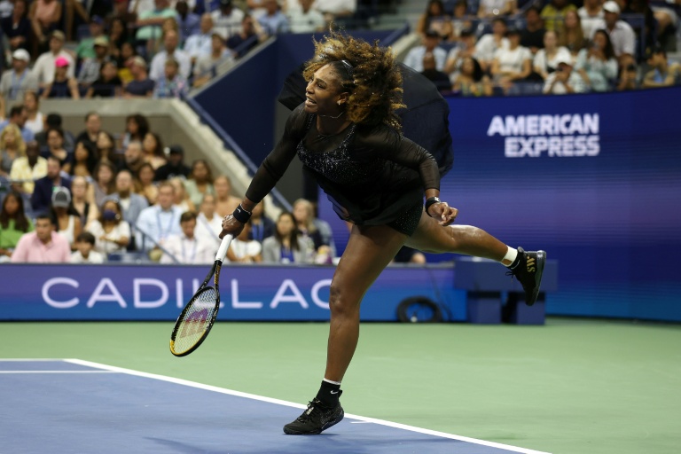 الأميركية سيرينا وليامس خلال مباراتها أمام الاسترالية أيلا تومليانوفيتش في الدور الثالث من بطولة الولايات المتحدة المفتوحة في 2 أيلول/سبتمبر 2022