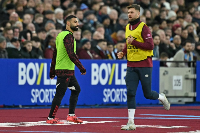 المصري محمد صلاح (يسار) لاعب ليفربول في الإحماءات خلال مواجهة وست هام في الدوري الإنكليزي لكرة القدم. لندن، في 30 تشرين الثاني/نوفمبر 2025