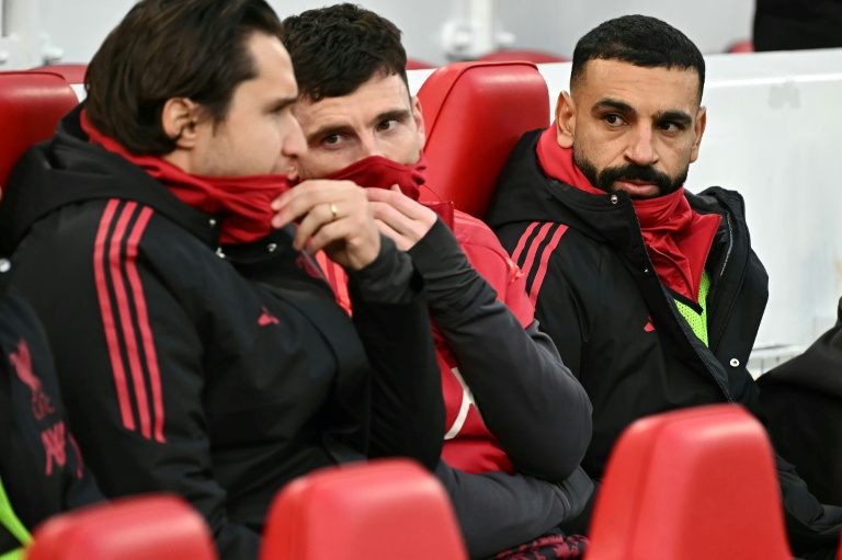 المصري محمد صلاح (يمين) لاعب ليفربول على مقاعد الاحتياط في مواجهة برايتون ضمن الدوري الإنكليزي لكرة القدم. ملعب أنفيلد، ليفربول، في 13 كانون الأول/ديسمبر 2025