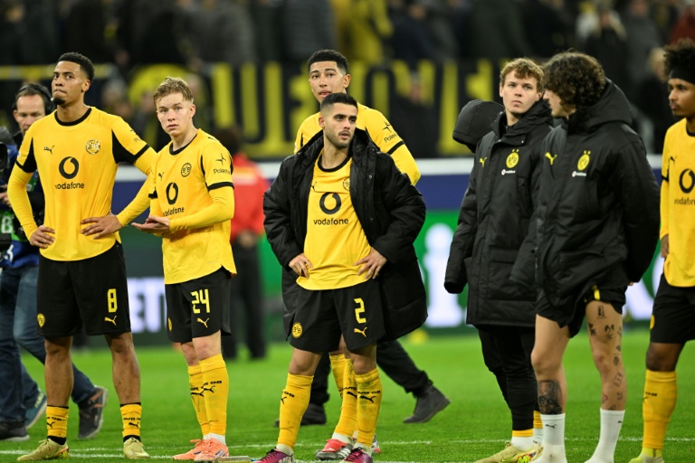 لاعبولاعبو بوروسيا دورتموند الالماني يتحسرون عقب التعادل مع ضيفه بودو غليمت النروجي (2-2) في الجولة السادسة من مسابقة دوري ابطال اوروبا في دورتموند في العاشر من كانون الاول/ديسمبر 2025