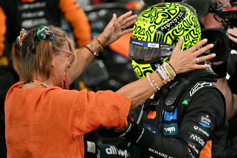 السائق البريطاني لاندو نوريس (يمين) يحتفل مع والدته بعد تتويجه بلقب بطولة العالم للفورمولا واحد. أبوظبي في 7 كانون الأول/ديسمبر 2025
