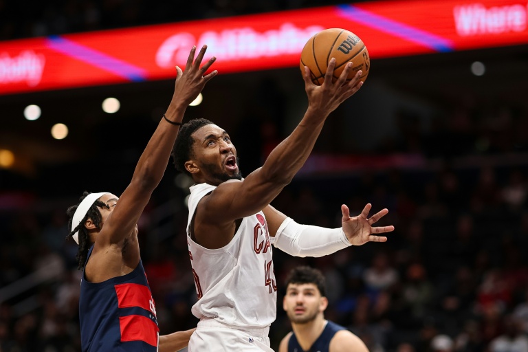 دونوفان ميتشل نجم كليفلاند كافالييرز يسجل أمام واشنطن ويزاردز في 12 كانون الاول/ديسمبر 2025 في واشنطن