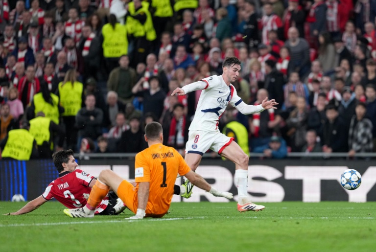 لاعب الوسط الاسباني لنادي باريس سان جرمان فابيان رويس يحاول التسجيل في مرمى اوناي سيمون خلال مواجهة اتلتيك بلباو (0-0) في الجولة السادسة من دوري ابطال اوروبا في بلباو في العاشر من كانون الاول/ديسمبر 2025