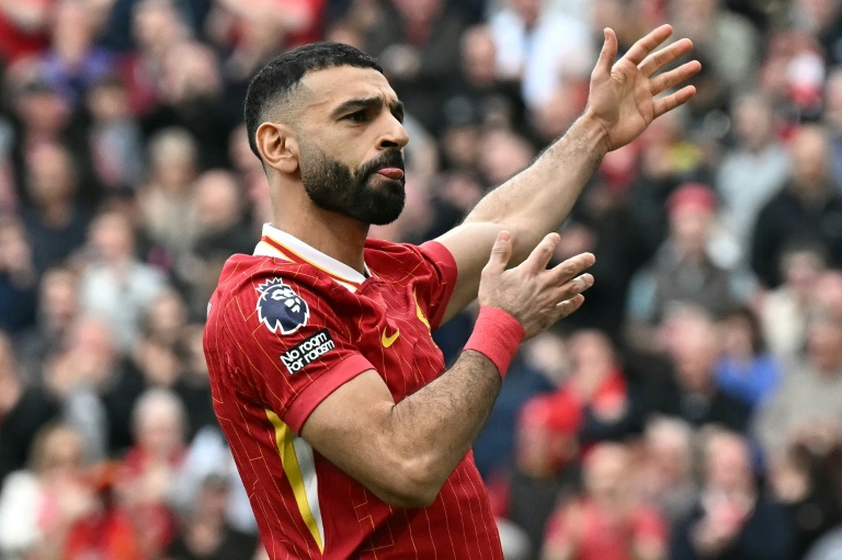 المصري محمد صلاح مهاجم ليفربول فرحا بتسجيله الهدف الثاني لفريقه من ركلة جزاء أمام ساوثمبتون على ملعب أنفيلد في ليفربول، شمال غرب إنكلترا، في 8 آذار/مارس 2025