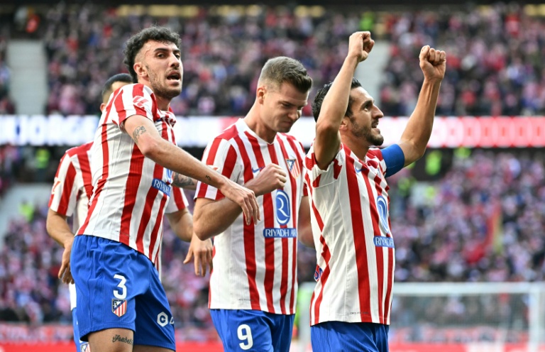 لاعب خط الوسط الإسباني كوكي (إلى اليمين) يحتفل بتسجيله هدف السبق لأتلتيكو مدريد أمام فالنسيا على ملعب متروبوليتانو في مدريد في 13 كانون الاول/ديسمبر 2025