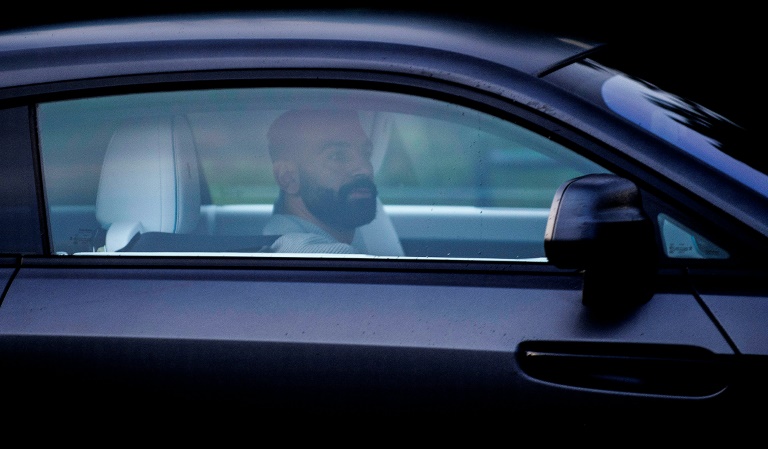 المهاجم المصري محمد صلاح يصل الى مركز تدريبات نادي ليفربول في حين أن زملاءه يتواجدون في إيطاليا لمواجهة انتر ميلان في مسابقة دوري أبطال اوروبا لكرة القدم