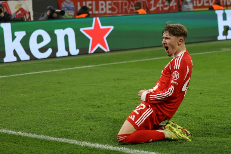 لينارت كارل يحتفل بتسجيله لبايرن ميونيخ الألماني في مرمى ضيفه سبورتينغ البرتغالي في دوري أبطال أوروبا لكرة القدم. ميونيخ في 9 كانون الأول/ديسمبر 2025