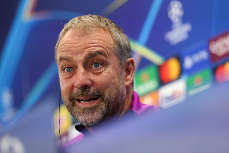 المدرب الألماني لبرشلونة الإسباني هانزي فليك خلال مؤتمر صحافي عشية لقاء مواطنه أينتراخت فرانكفورت في دوري أبطال أوروبا لكرة القدم. سانت جوان ديسبي، قرب برشلونة، في 8 كانون الأول/ديسمبر 2025