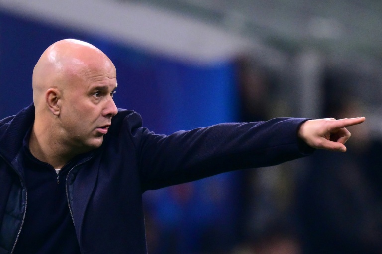 المدرب الهولندي لليفربول أرنه سلوت خلال المباراة ضد إنتر الإيطالي في دوري أبطال أوروبا لكرة القدم. ميلانو في 9 كانون الأول/ديسمبر 2025