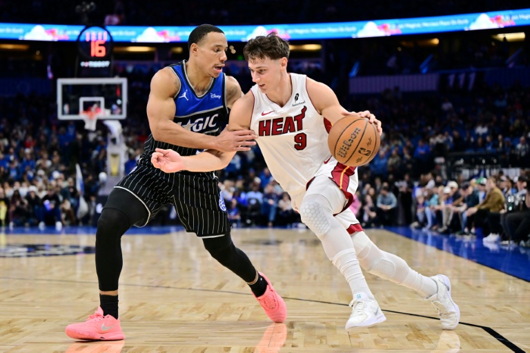 سجل ديزموند باين لاعب أورلاندو (يسار) 37 نقطة ليقود ماجيك للفوز على هيت 117-108 والتأهل إلى نصف نهائي كأس الدوري الأميركي لكرة السلة