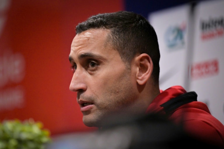 المدرب المغربي أحمد القنطاري حين كان يتولى تدريب فالنسيان، خلال مؤتمر صحافي على هامش كأس فرنسا في لو بتي-كيفيي في 28 شباط/فبراير 2024