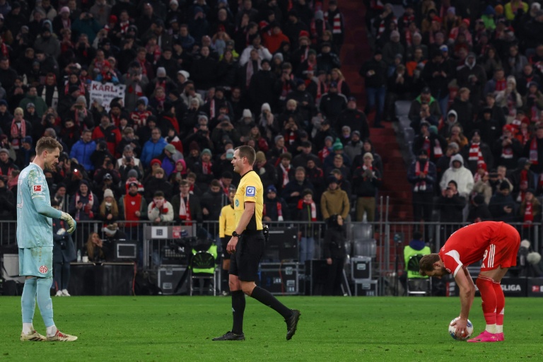 المهاجم الانكليزي لبايرن ميونيخ هاري كاين يستعد لتسديد ركلة جزاء في المباراة ضد ماينتس (2-2) في الدوري الالماني في ميونيخ في 14 كانون الأول/ديسمبر 2025