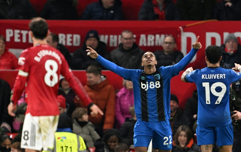 الفرنسي إيلي جونيور كروبي لاعب بورنموث يحتفل بهدفه في مرمى مانشستر يونايتد في الدوري الإنكليزي لكرة القدم. ملعب أولد ترافورد، مانشستر، في 15 كانون الأول/ديسمبر 2025