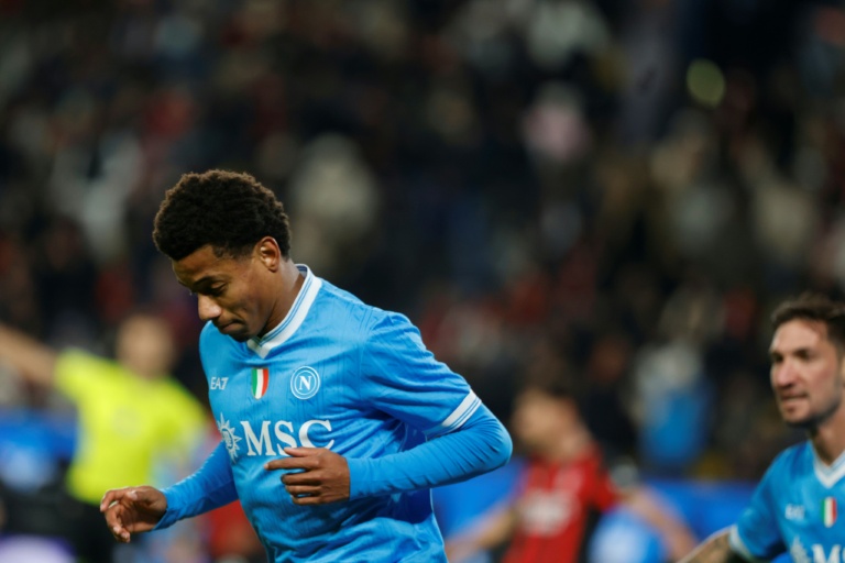 الجناح البرازيلي لنابولي دافيد نيريس (#7) يحتفل بتسجيل هدف فريقه الأول في مرمى ميلان خلال مواجهة الفريقين ضمن نصف نهائي الكأس السوبر الإيطالية لكرة القدم على ملعب الأول بارك في العاصمة السعودية الرياض. في 18 كانون الأول/ديسمبر 2025.