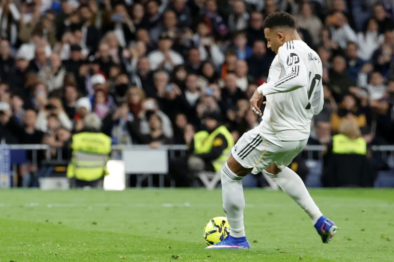 الفرنسي كيليان مبابي يسجل الهدف الثاني لريال مدريد في مرمى ضيفه إشبيلية خلال لقاء الفريقين في الدوري الإسباني لكرة القدم. مدريد في 20 كانون الأول/ديسمبر 2025