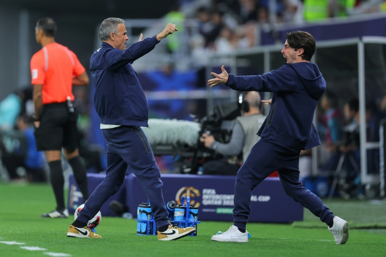 مدرب سان جرمان لويس إنريكي يحتفل بهدف فريقه الأول في مرمى فلامنغو في نهائي كأس القارات للأندية