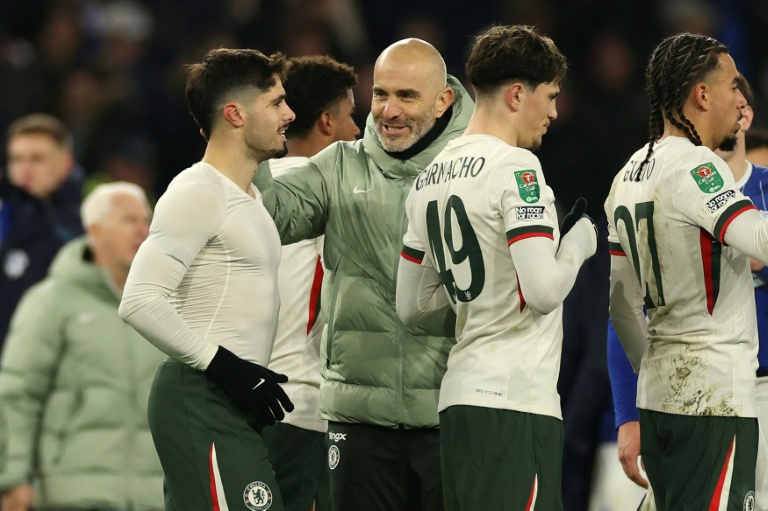 الإيطالي انتسو ماريسكا مع لاعبي تشلسي بعد الفوز على كارديف سيتي في كأس الرابطة الإنكليزية لكرة القدم، في 16 كانون الأول/ديسمبر 2025