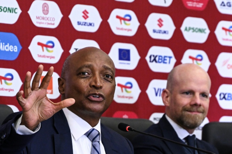 رئيس الاتحاد الافريقي لكرة القدم الجنوب افريقي باتريس موتسيبي خلال مؤتمر صحافي عشية انطلاق امم افريقيا في الرباط في 20 كانون الثاني/يناير 2025
