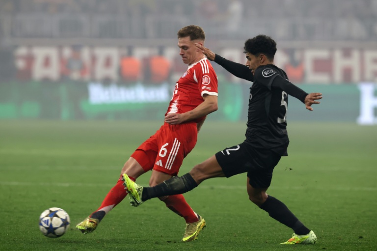 لاعب بايرن ميونيخ يوزوا كيميش في صراع على الكرة مع الياباني هيديماسا موريتا لاعب وسط سبورتينغ لشبونة في دوري أبطال أوروبا في ميونيخ في 9 كانون الاول/ديسمبر 2025