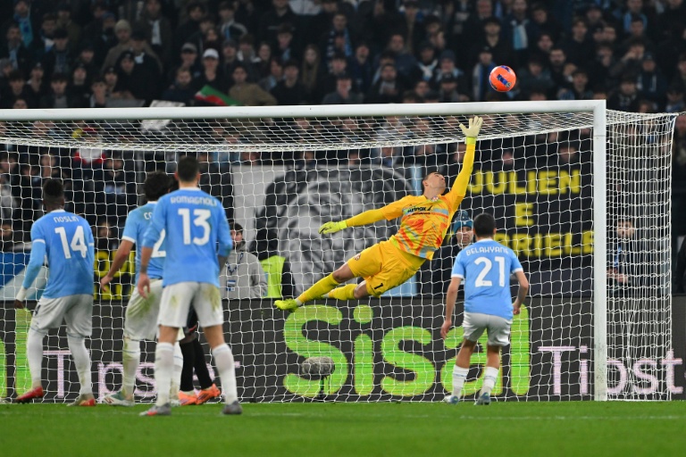 الحارس الإندونيسي لفريق كريمونيزي إيميل أوديرو يصدّ الكرة في مواجهة لاتسيو ضمن الدوري الإيطالي لكرة القدم. روما في 20 كانون الأول/ديسمبر 2025.