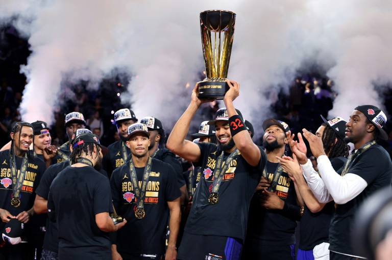 تاونز يحتفل مع لاعبي نيكس بلقب كأس أن بي ايه