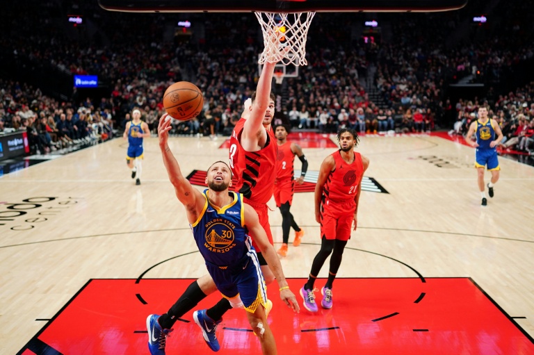 ستيفن كوري يُحاول تسديد الكرة خلال مباراة في دوري كرة السلة الاميركي للمحترفين بين غولدن ستايت ووريرز وبورتلاند ترايل بلايزرز، الاحد في 14 كانون الأول/ديسمبر 2025 في بورتلاند.