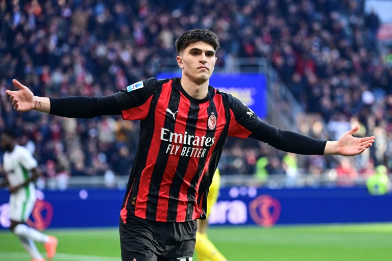 المدافع الشاب دافيدي بارتيساغي يسجل هدف التقدم لميلان في مرمى ضيفه ساسوولو في الدوري الإيطالي لكرة القدم. ميلانو في 14 كانون الأول/ديسمبر 2025