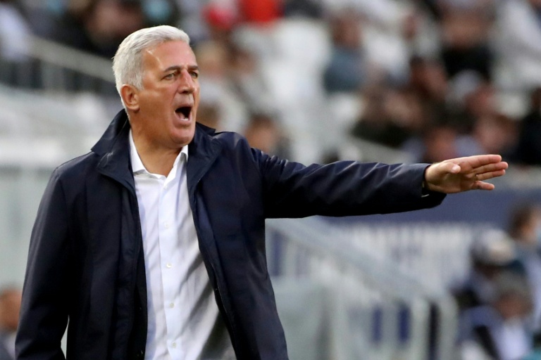 المدرب السويسري للمنتخب الجزائري فلاديمير بيتكوفيتش خلال اشرافه على بوردو، يصرخ موجهاً تعليمات للاعبيه خلال مباراة في الدوري الفرنسي ضد ورينس على ملعب ماتموت أتلانتيك في مدينة بوردو، جنوب غرب فرنسا، في 31 تشرين الأول/أكتوبر 2021