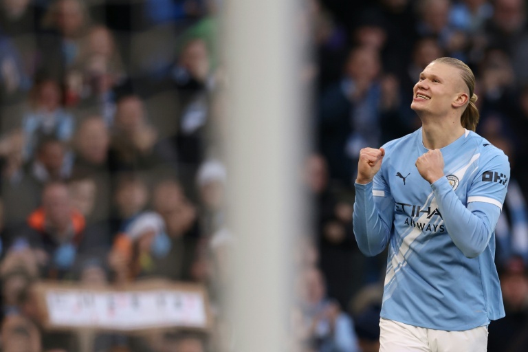 المهاجم النروجي لمانشستر سيتي إرلينغ هالاند (#9) يحتفل بتسجيله هدف المباراة الأول في مرمى وست هام خلال مواجهة الفريقين ضمن الدوري الإنكليزي لكرة القدم على ملعب الاتحاد في مدينة مانشستر. في 20 كانون الأول/ديسمبر 2025.